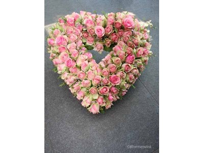 rouwhart open met roze roosjes